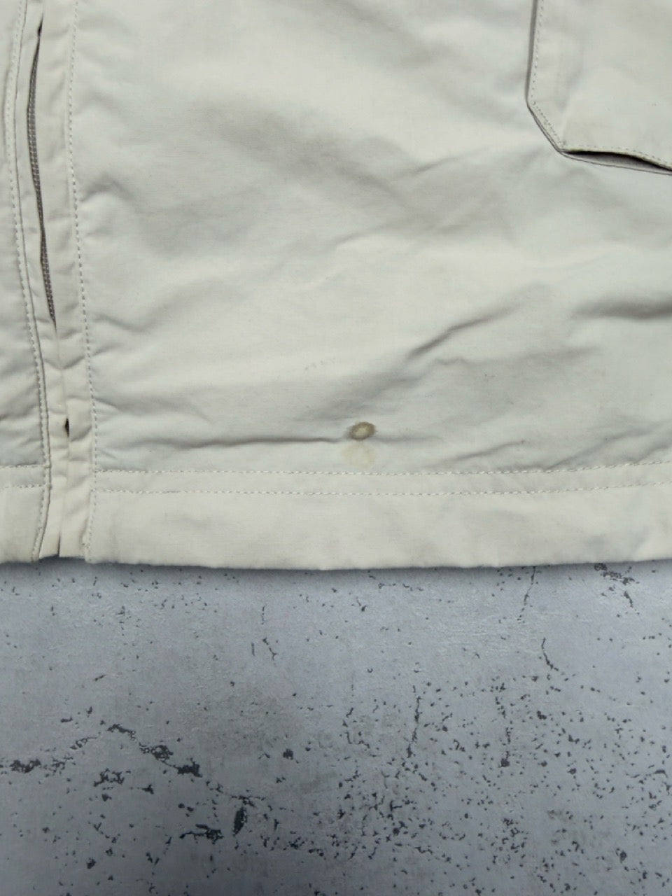 Reebok Windbreaker creme Zustand Detail gelblicher Fleck am Saum