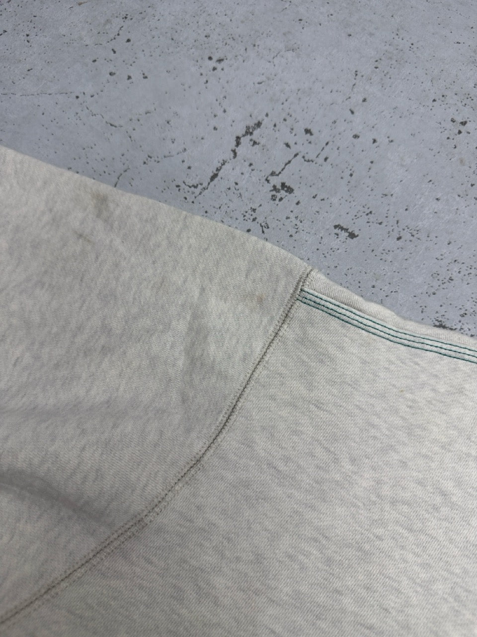 Adidas Equipment Sweatshirt grau meliert Zustand Detail an der Schulternaht