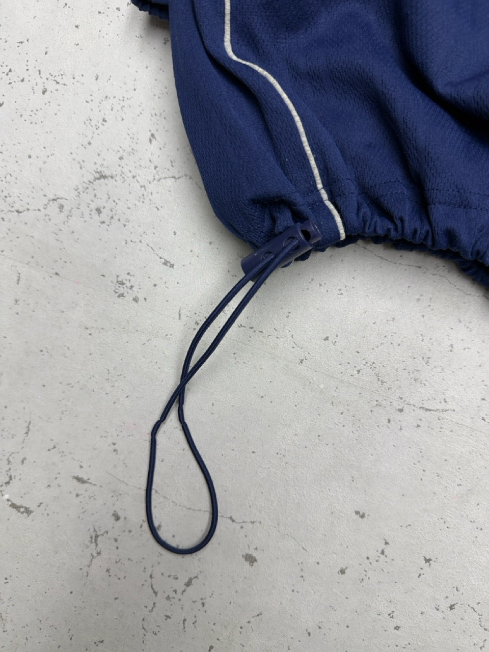 Adidas Trainingsjacke grau navy Kordelzug Detail