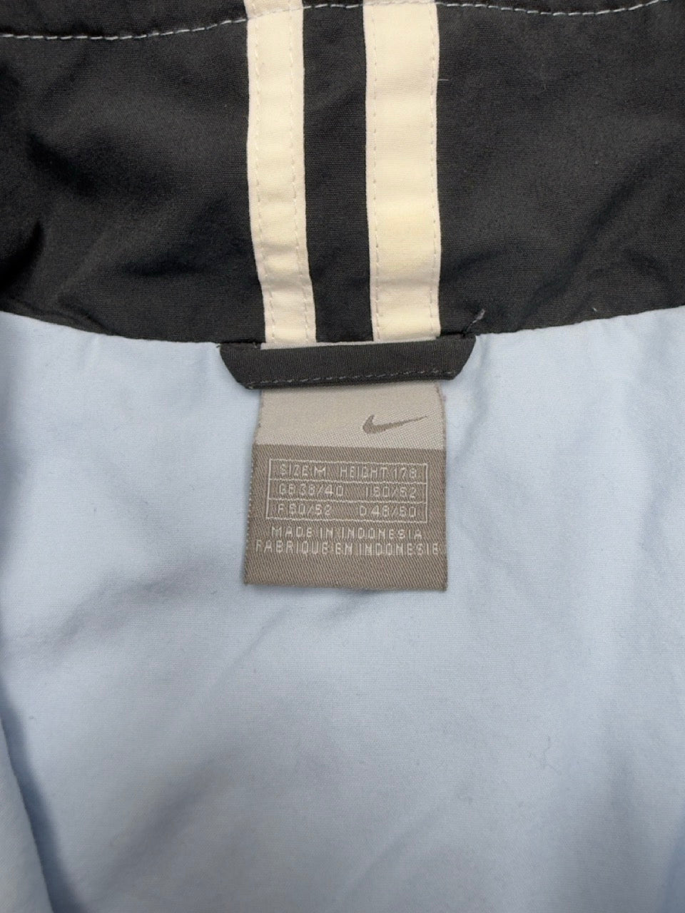 Nike Windbreaker hellblau Detail