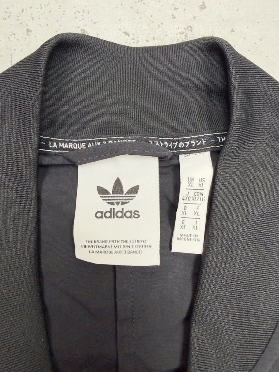 Adidas Bomberjacke schwarz Detail