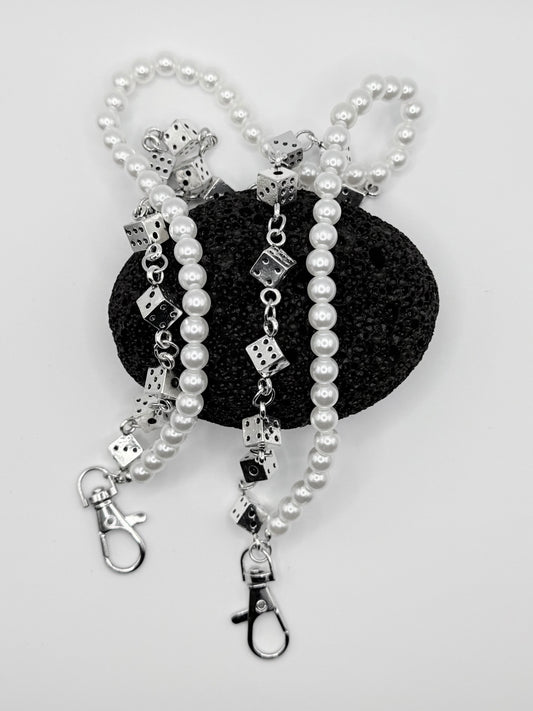 „Pearl Dice“ Hosenkette mit weißen Perlen & Silberwürfeln Streetwear Y2K