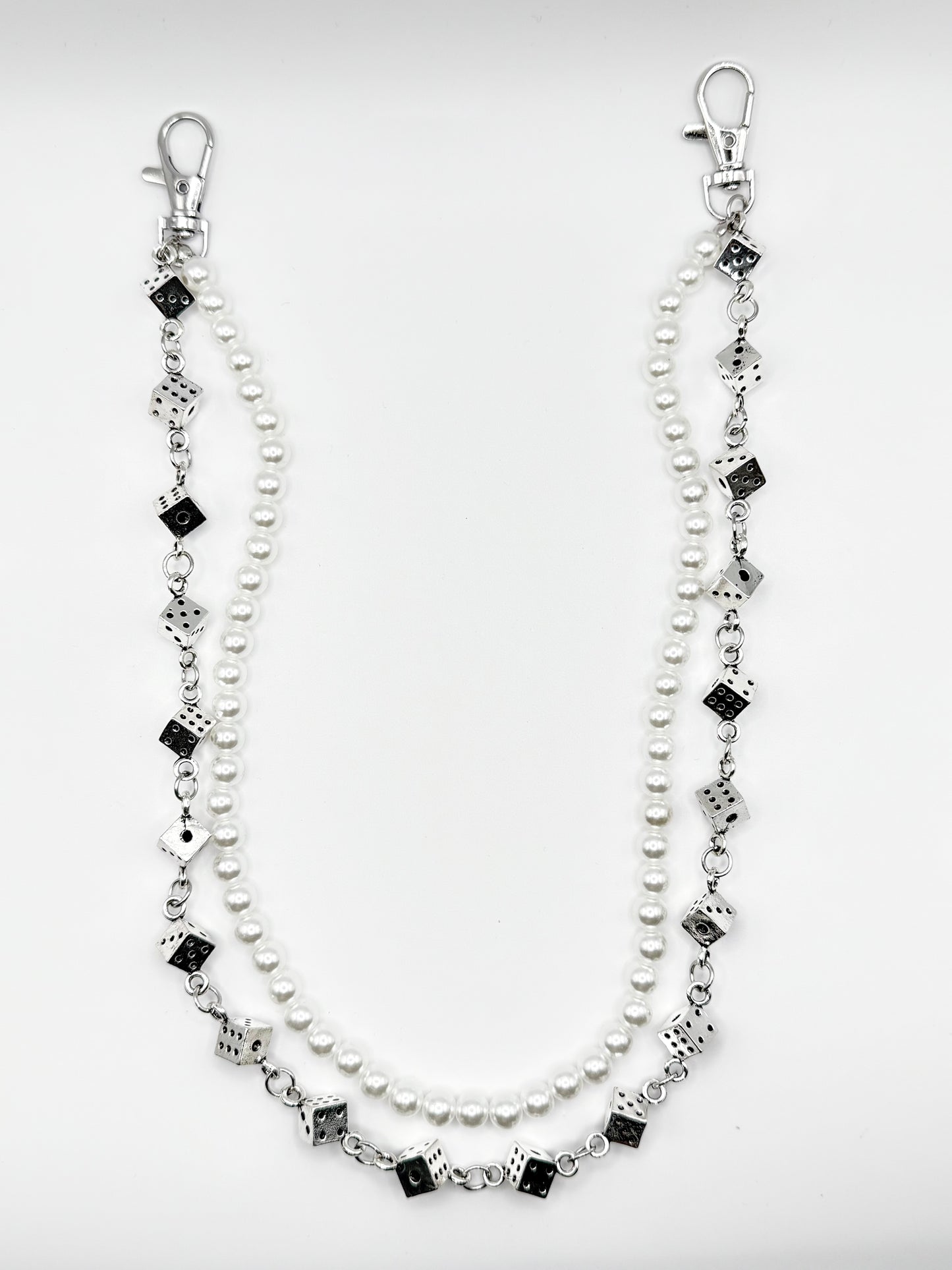 „Pearl Dice“ Hosenkette mit weißen Perlen & Silberwürfeln Streetwear Y2K
