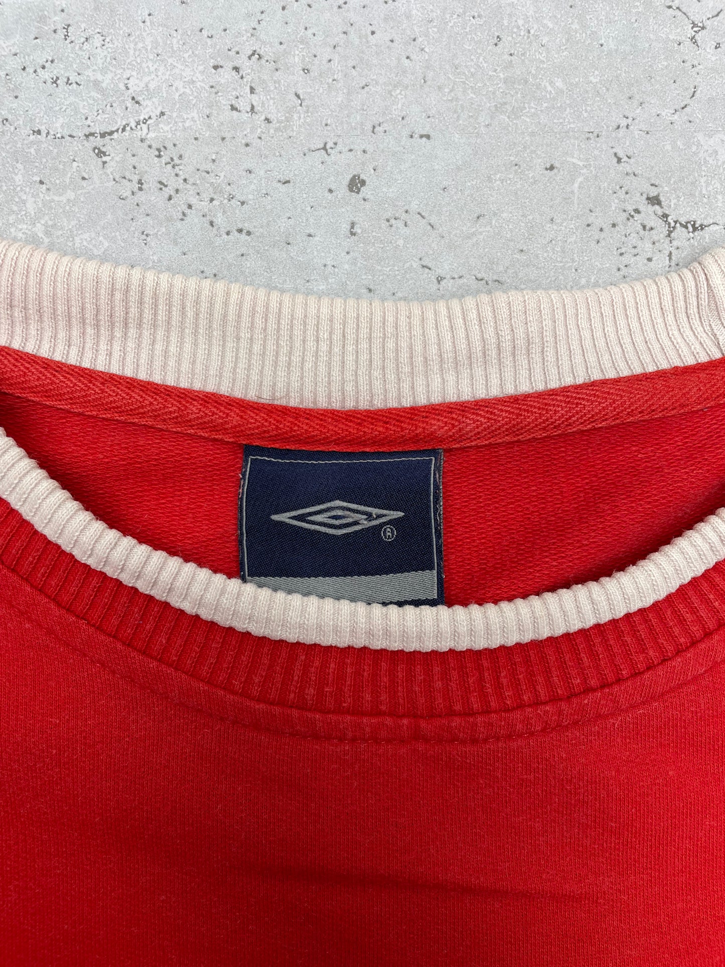 Umbro Vintage College Sweatshirt Y2K rot weiß L - MonkeysVintage