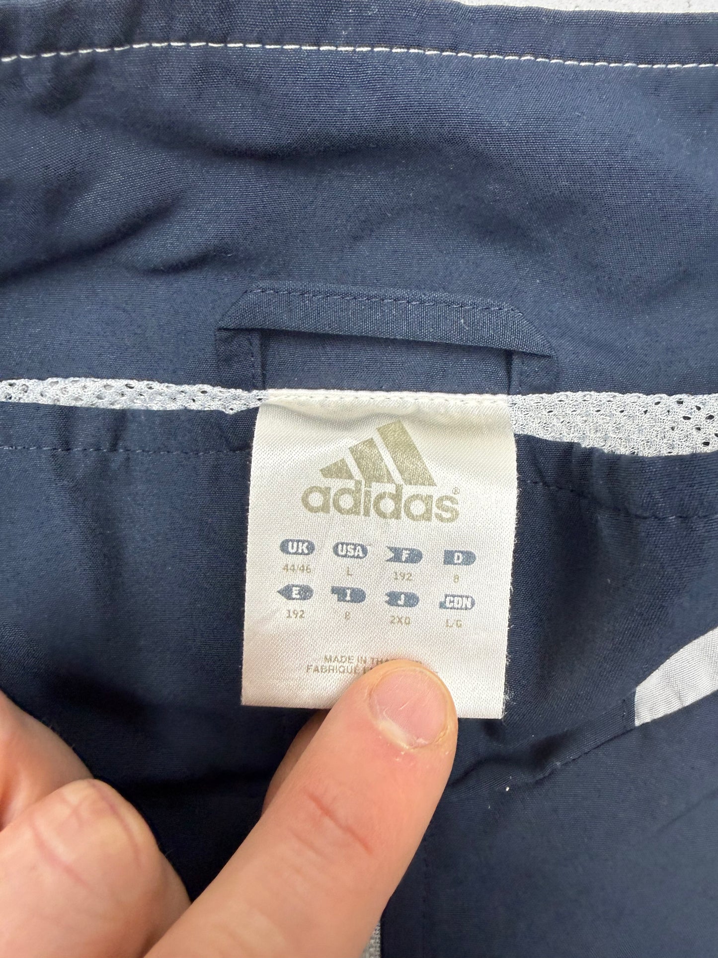 adidas V-Streifen Trainingsjacke grau – Foto 5