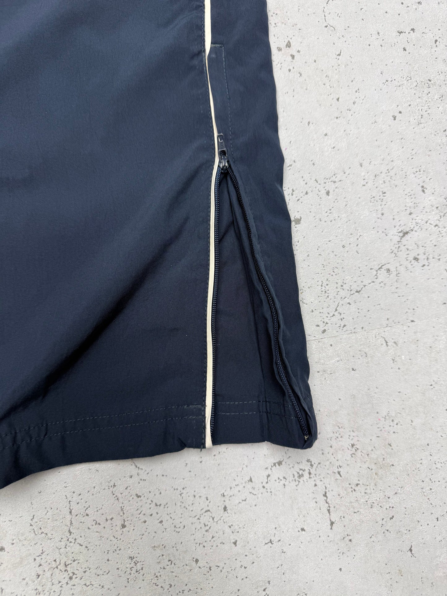 Nike Vintage Trackpants in Navy mit Creme Piping, Größe L, Detail Reißverschluss am Saum