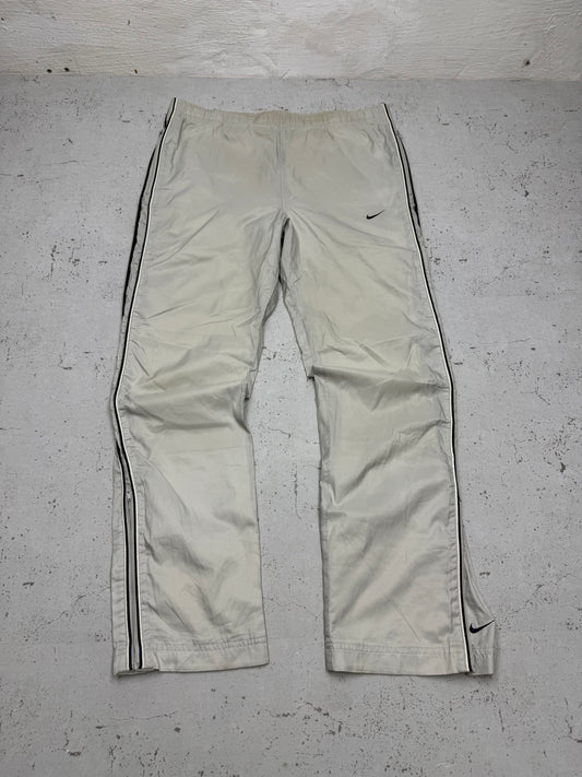 Nike Vintage Trackpants in Beige mit Navy Paspel, Größe S, Vorderansicht