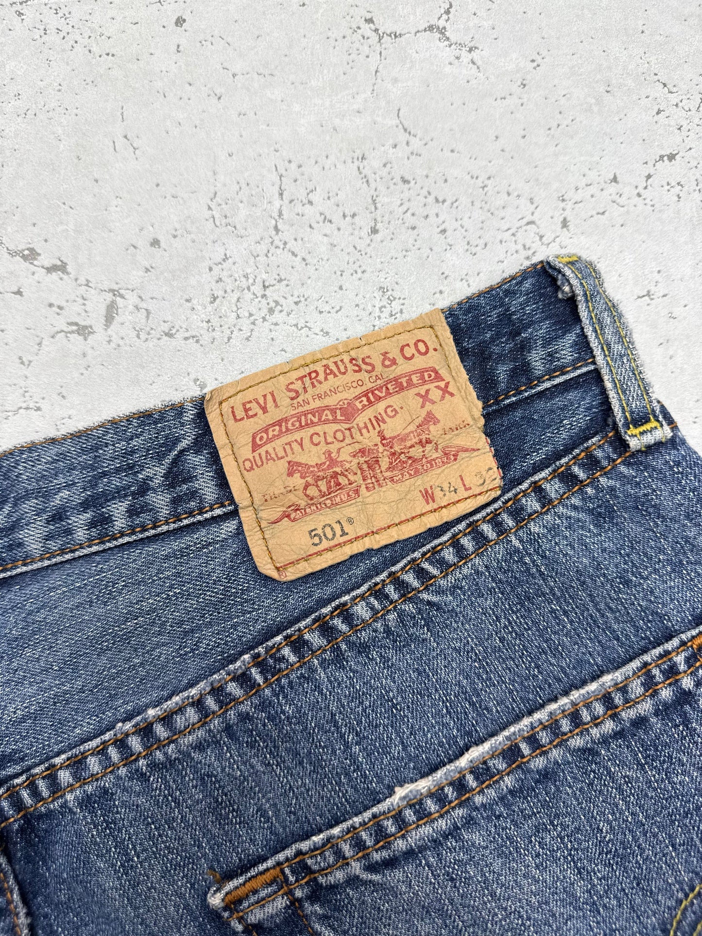 Levis 501 Vintage Jeans in Mid Blue, Lederpatch mit Größenangabe W34
