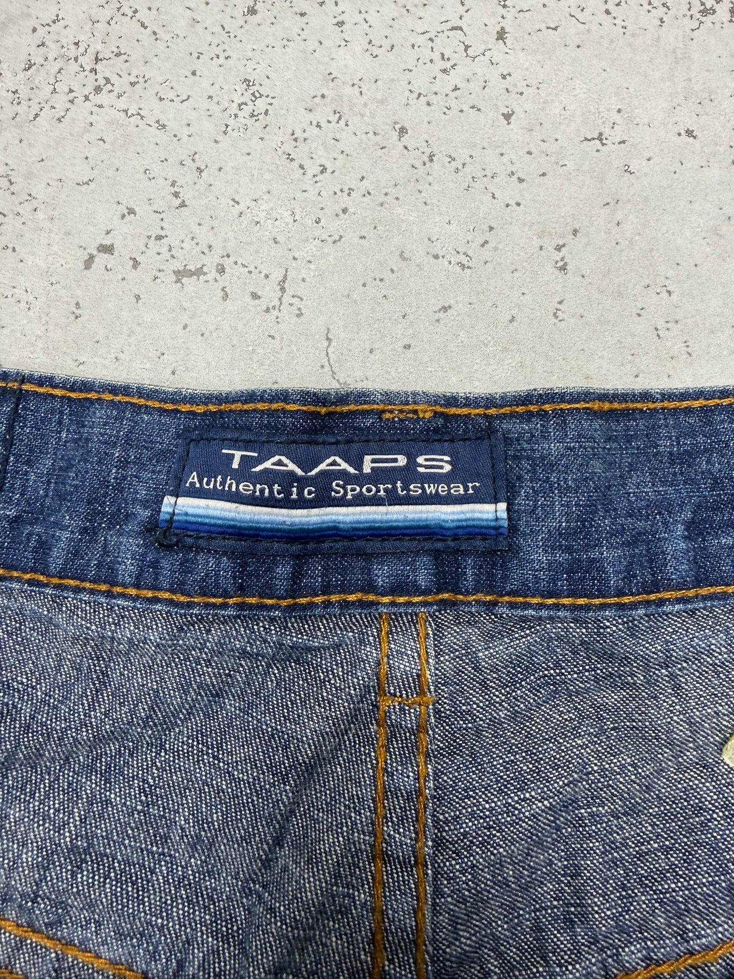 TAAPS Vintage Jeansshorts in Dunkelblau, Etikett