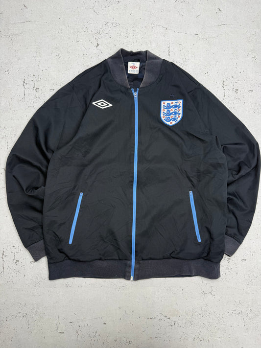 Umbro England Vintage Trainingsjacke in Schwarz, Größe XL, Vorderseite