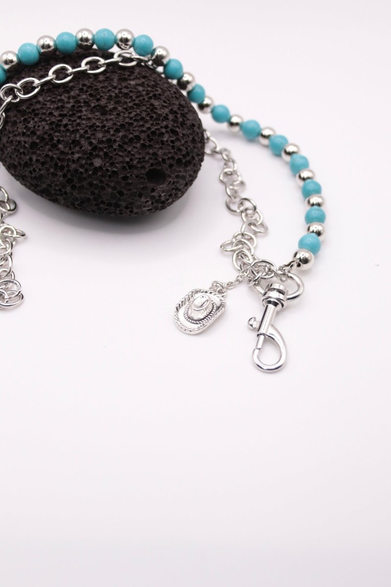 "Western Spirit" - Silberne Hosenkette mit türkisfarbenen Perlen & Cowboy - Hut Charm - MonkeysVintage