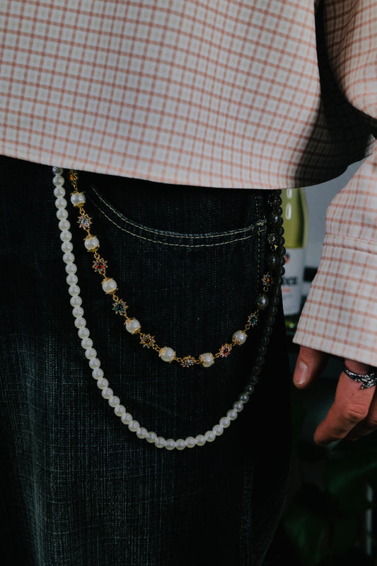 „Royal Charm“ - Zweifarbige Perlen-Hosenkette mit Goldakzenten