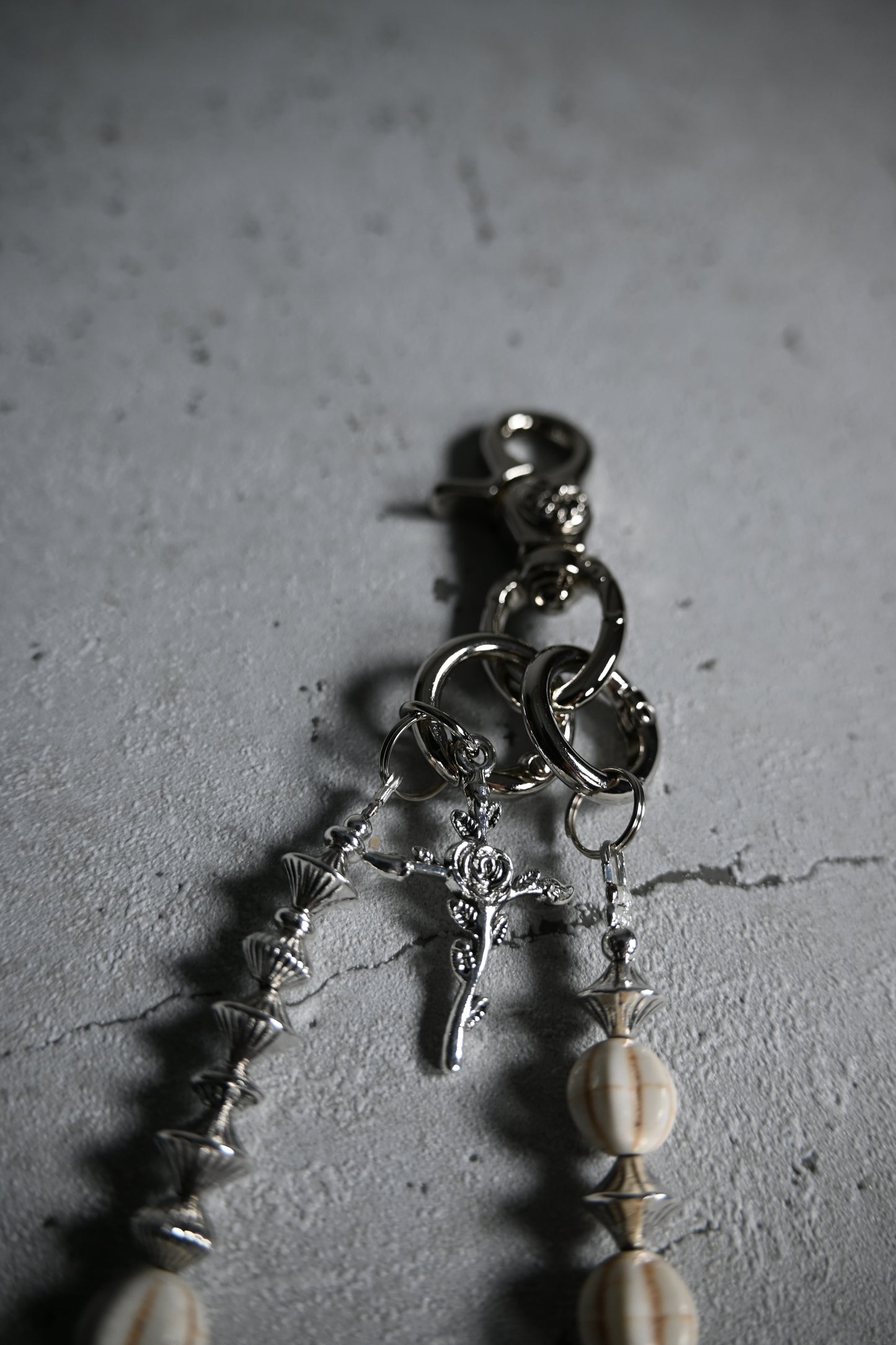 "Faithline" Vintage Style Hosenkette mit Perlen & Jesus-Medaille Kreuz – Streetwear Accessoire