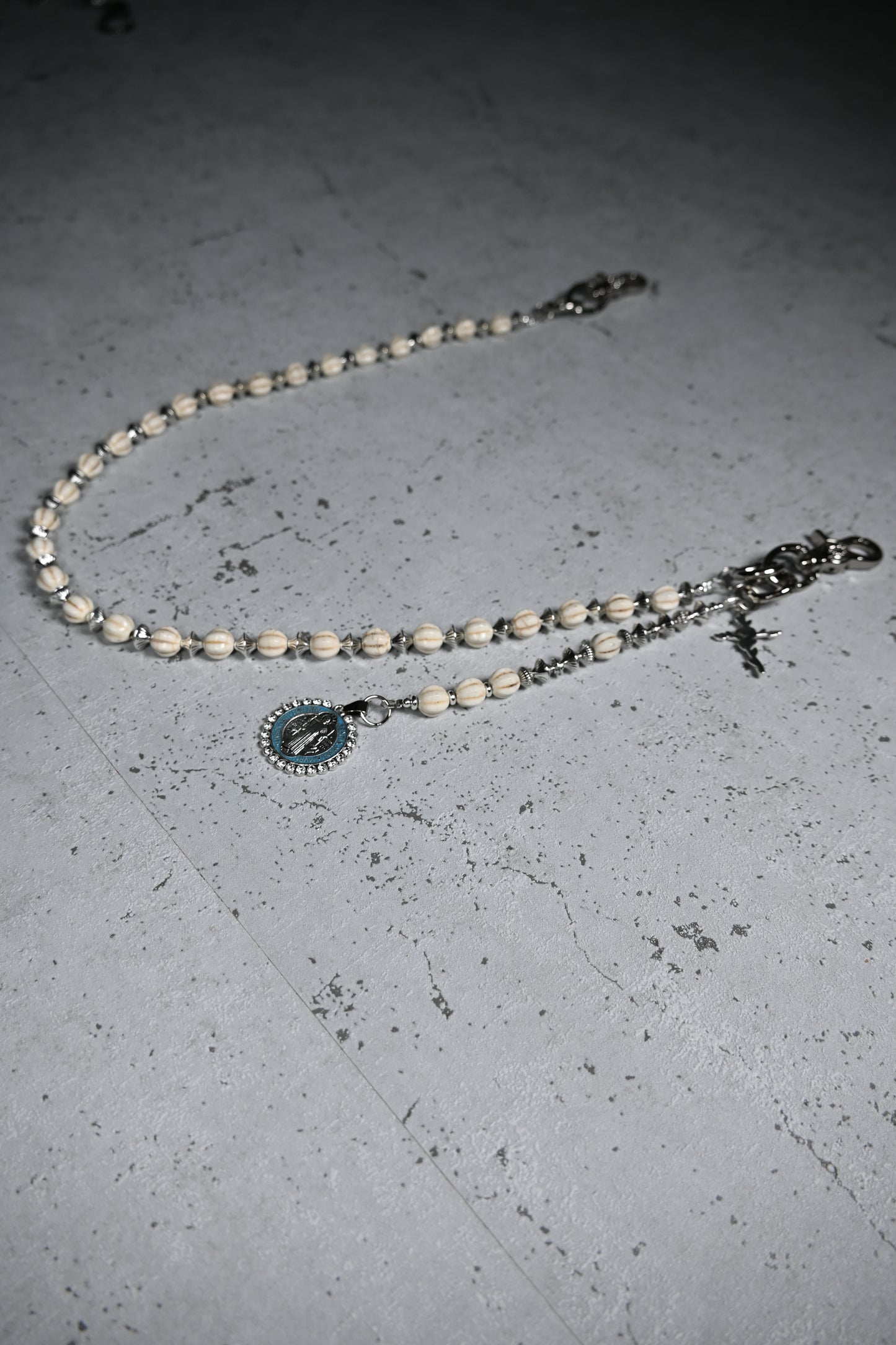 "Faithline" Vintage Style Hosenkette mit Perlen & Jesus-Medaille Kreuz – Streetwear Accessoire