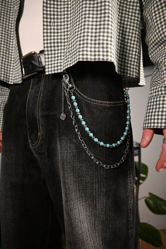 "Blue Reign" - Silberne Hosenkette mit türkisfarbenen Perlen - stylisches Accessoire Y2K