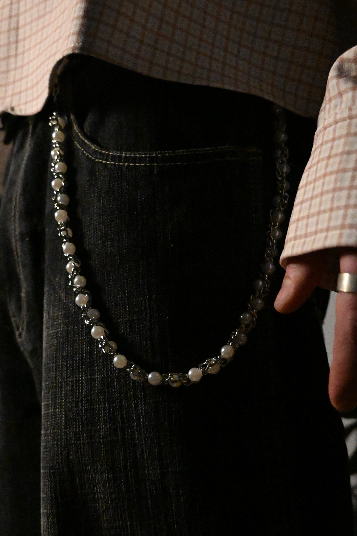 „Silver Pearl“ Perlen-Hosenkette Wallet Chain mit Silber-Details Y2K Streetstyle