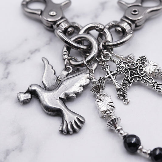 "Freedom Charm" Streetwear Y2K Hip Hop Anhänger Karabiner Silber mit Kreuz & Perlen