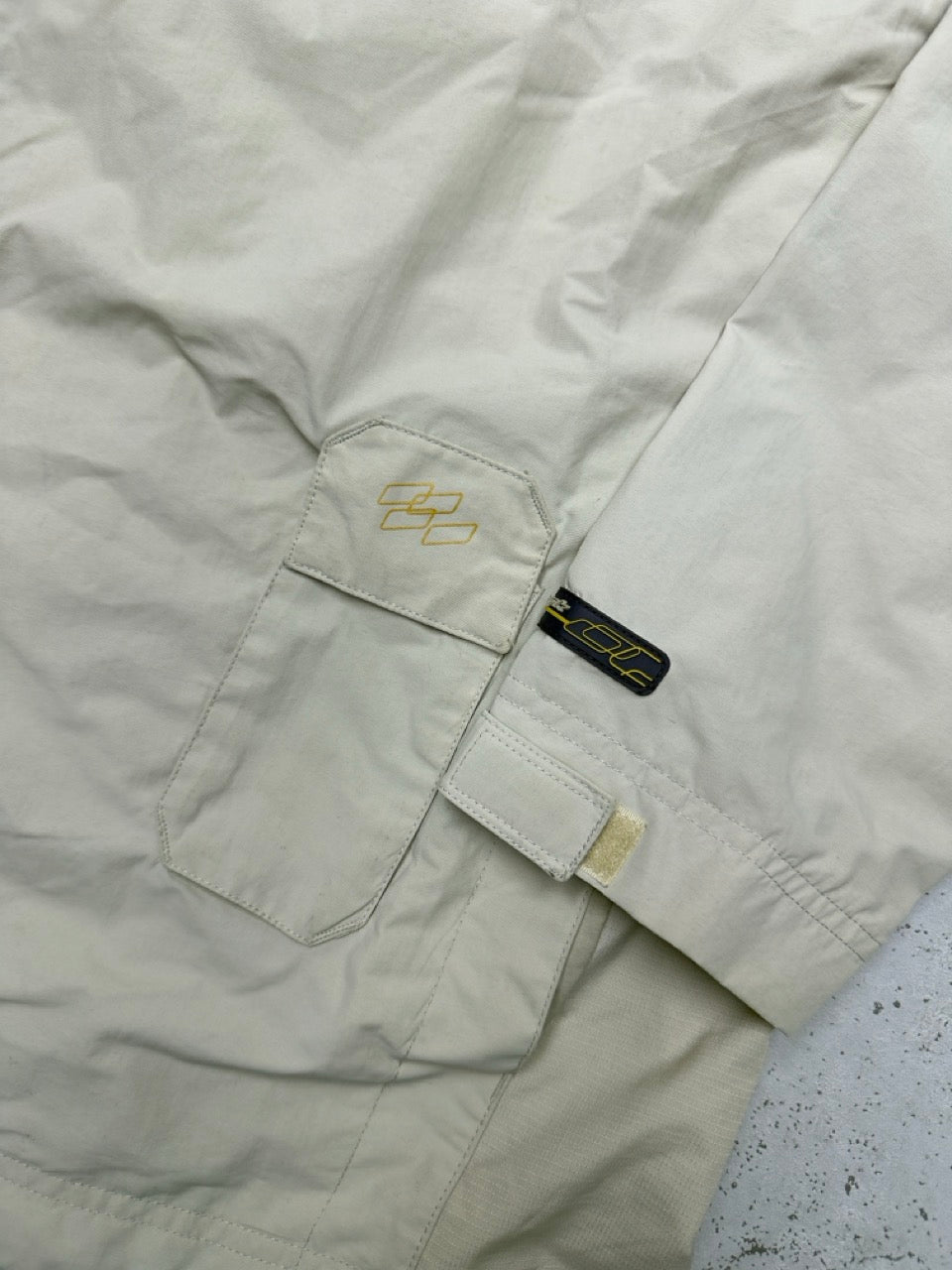 Reebok Windbreaker creme Tasche und GL Patch Detail