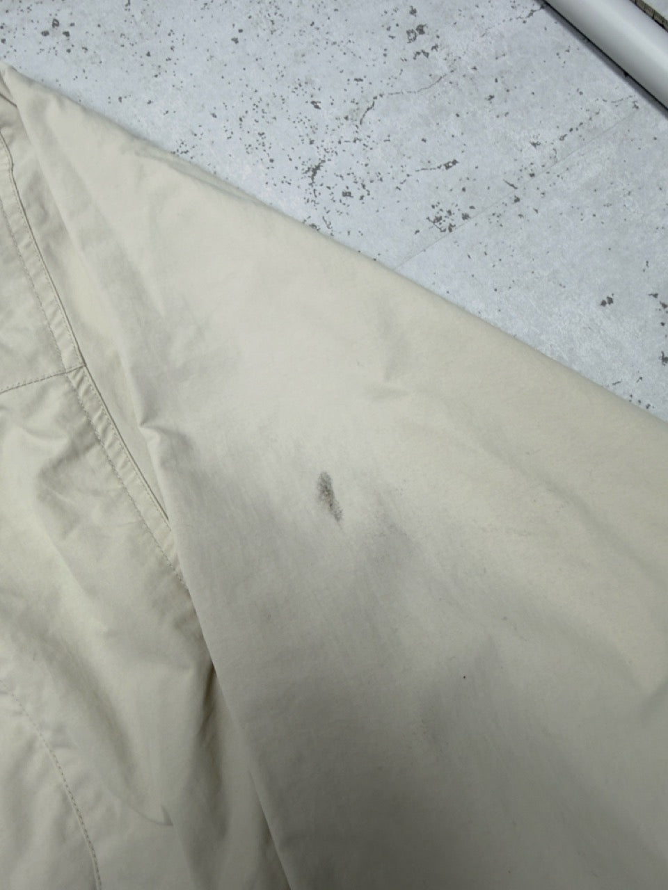 Reebok Windbreaker creme Zustand Detail grauer Reibefleck am Ärmel