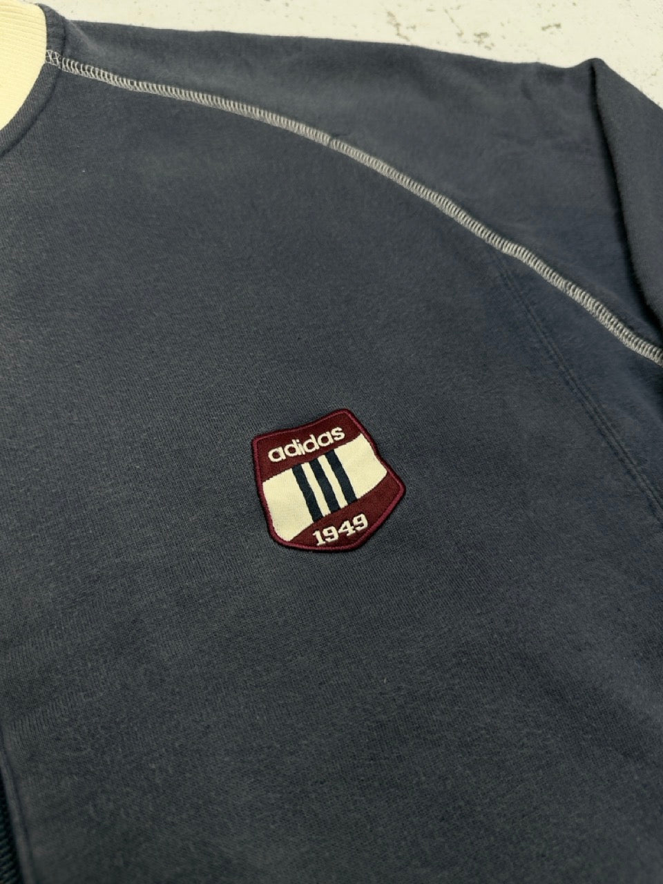 Adidas Sweatjacke navy creme Wappen-Patch Detail