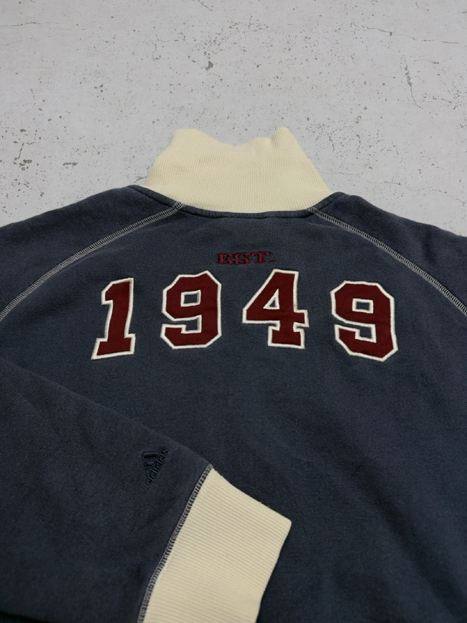 Adidas Sweatjacke navy creme 1949 Schriftzug Detail