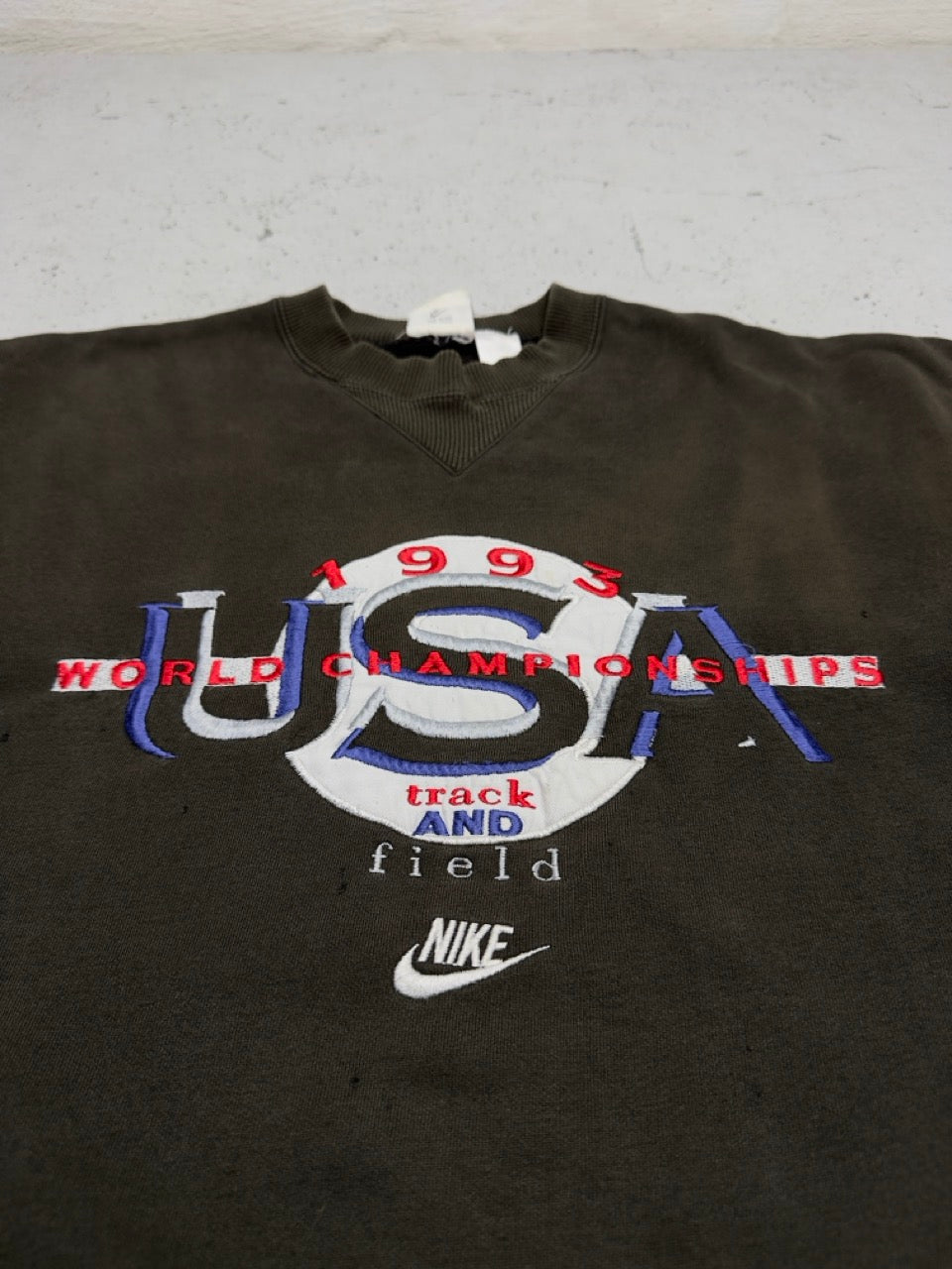 Nike USA 1993 Sweatshirt oliv braun Stickerei Detail auf der Brust