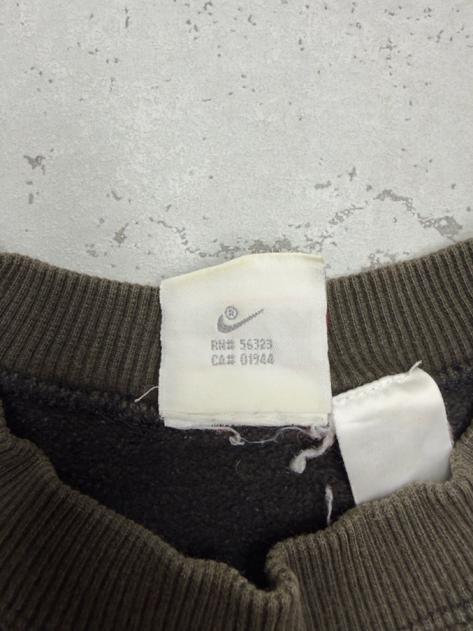 Nike USA 1993 Sweatshirt oliv braun Pflegeetikett Detail