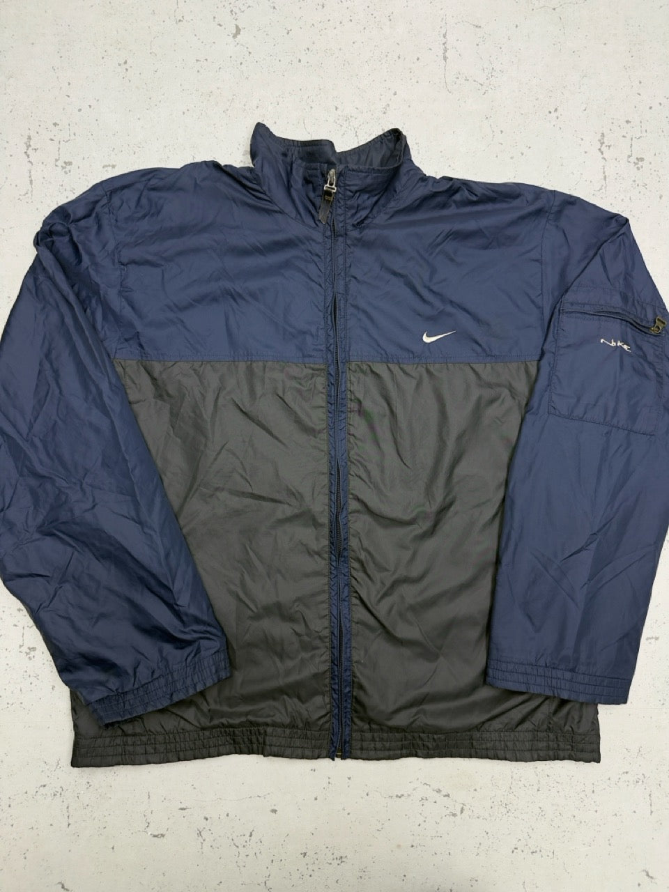 Nike Nylonjacke navy anthrazit Vorderseite mit Stehkragen