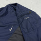 Nike Nylonjacke navy anthrazit Ärmeltasche mit Nike Schriftzug Detail