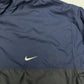 Nike Nylonjacke navy anthrazit Swoosh auf der Brust Detail