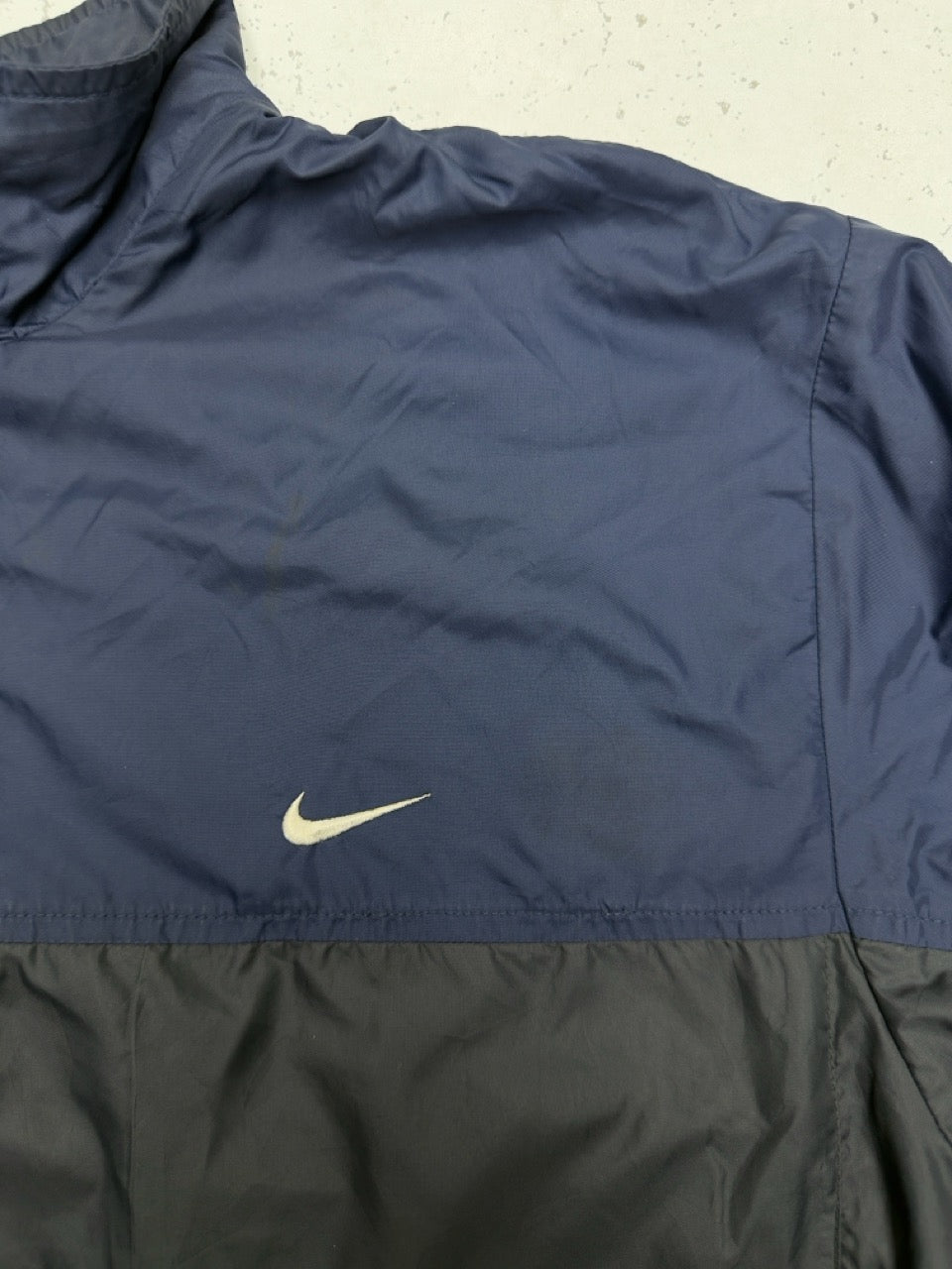 Nike Nylonjacke navy anthrazit Swoosh auf der Brust Detail