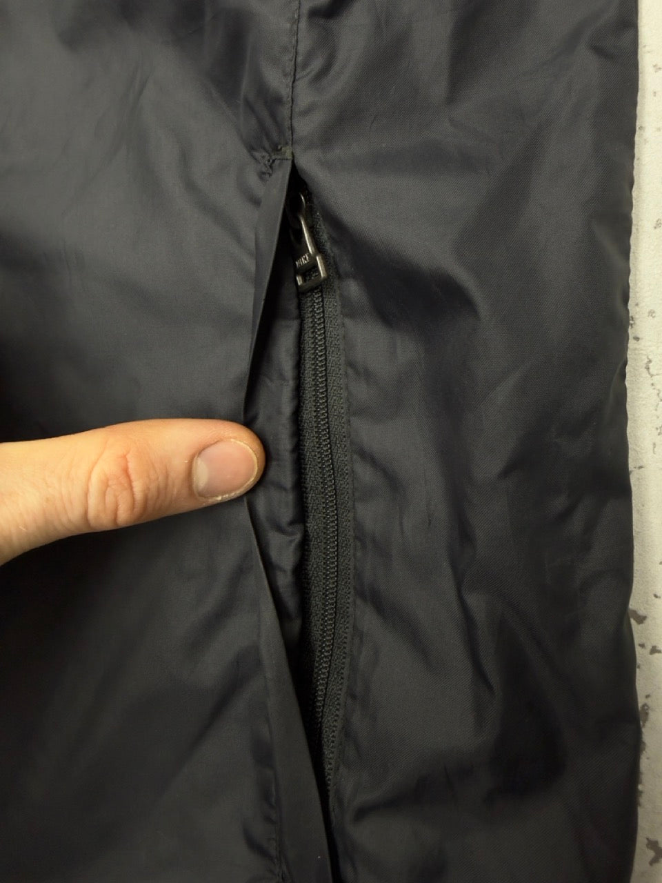 Nike Nylonjacke navy anthrazit Reißverschlusstasche Detail