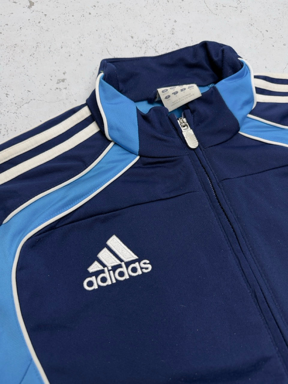 Adidas Trainingsjacke navy hellblau Logo Detail auf der Brust