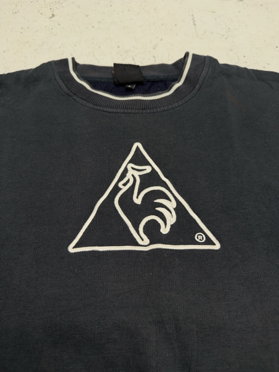 Le Coq Sportif Sweatshirt schwarz Hahn-Logo im Dreieck Detail