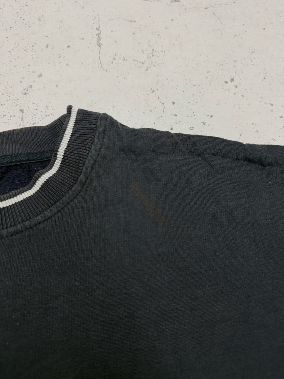 Le Coq Sportif Sweatshirt schwarz Kragen mit weißer Paspel Detail