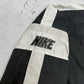 Nike Nylonjacke schwarz weiß Logo Detail am Ärmel