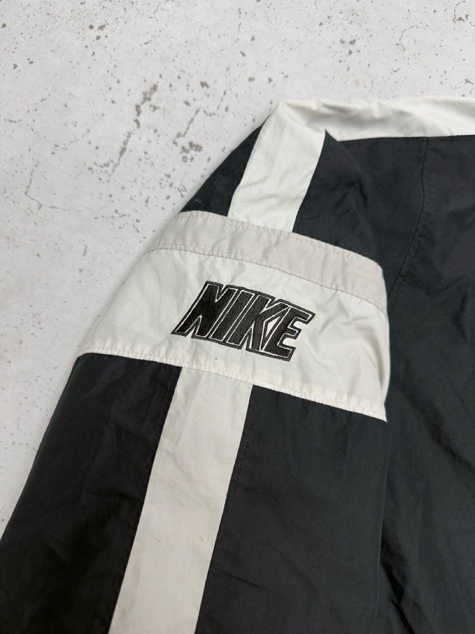 Nike Nylonjacke schwarz weiß Logo Detail am Ärmel