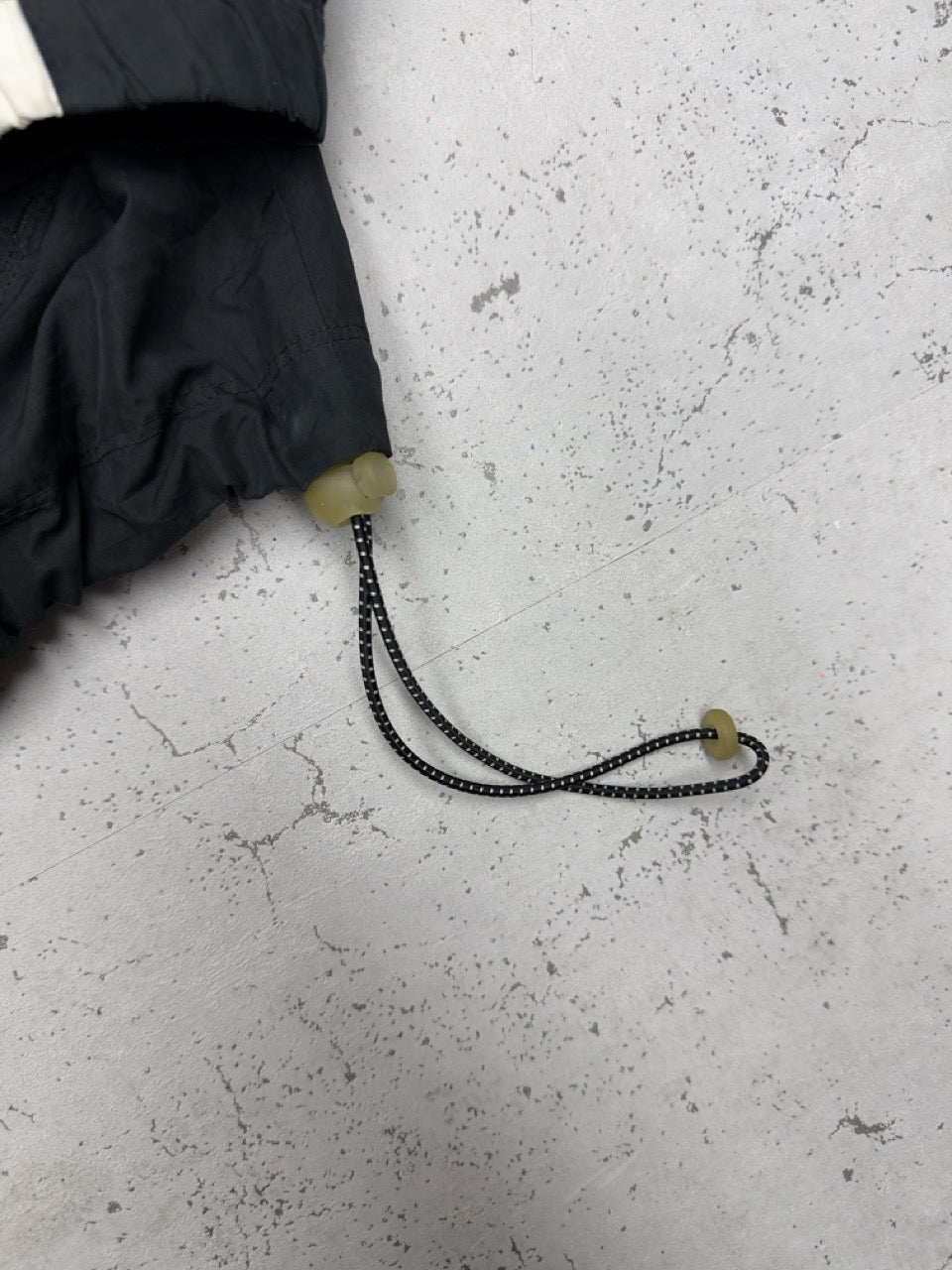 Nike Nylonjacke schwarz weiß Kordelzug Detail