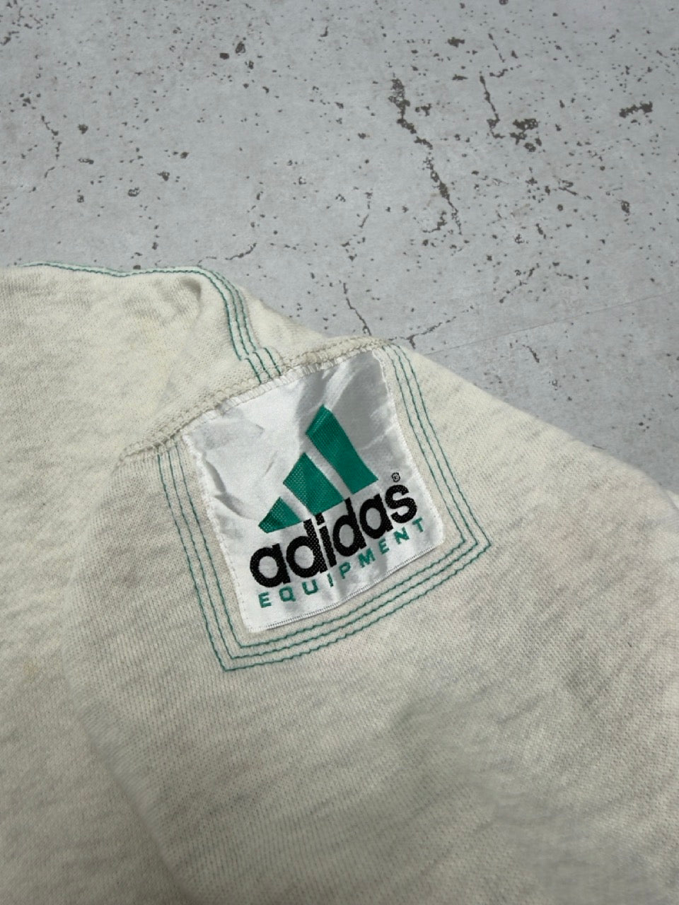 Adidas Equipment Sweatshirt grau meliert Logo Patch am Ärmel