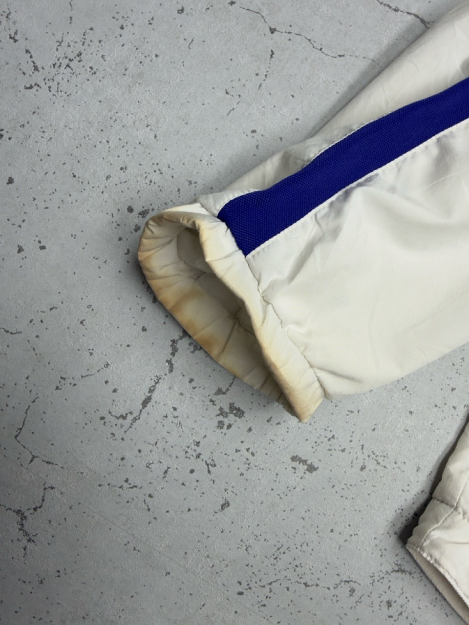 Adidas Trainingsjacke creme lila Zustand Detail vergilbtes Ärmelbündchen