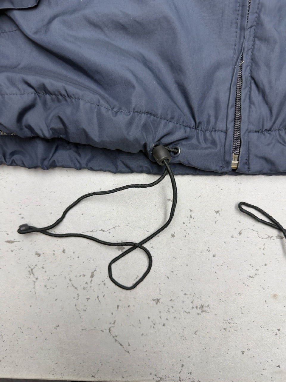 Nike Windbreaker Nylonjacke navy khaki Detail Kordelzug am Saum