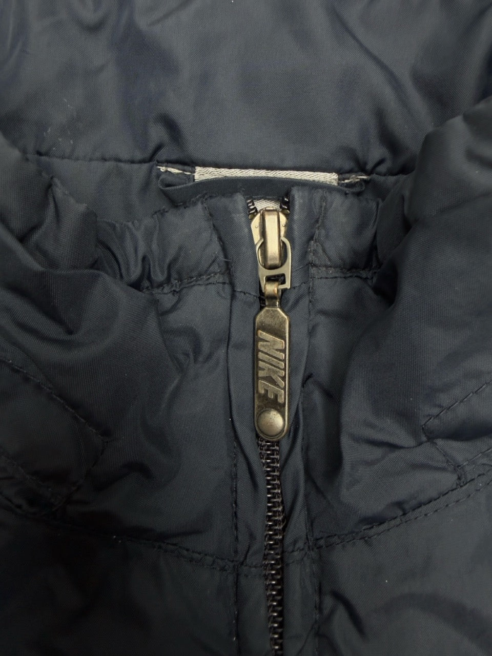 Nike Windbreaker Nylonjacke navy khaki Detail Innentasche mit Nike Zipper