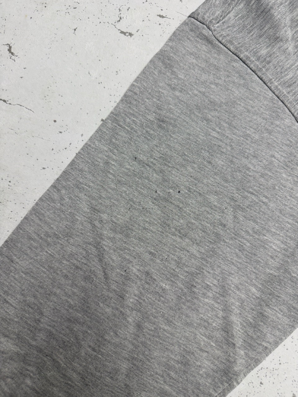 Nike Swoosh Sweatshirt grau meliert Zustand Detail Flecken am Ärmel