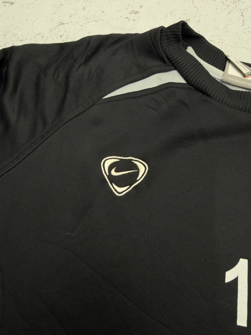 Nike Trikot Longsleeve schwarz grau Logo Detail Nike Emblem
