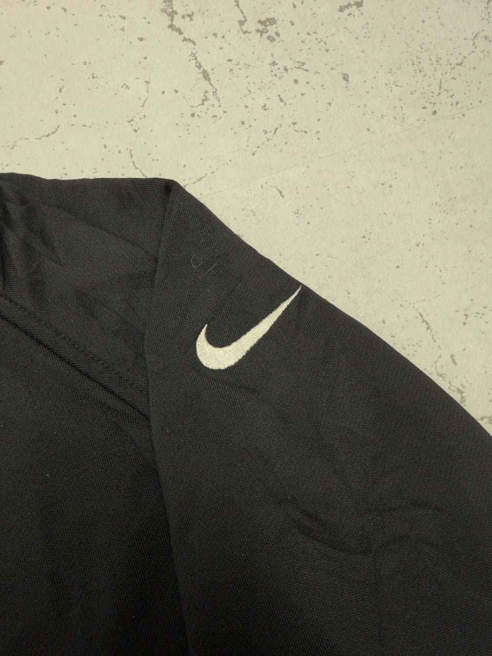 Nike Trikot Longsleeve schwarz grau Swoosh Detail am Ärmel