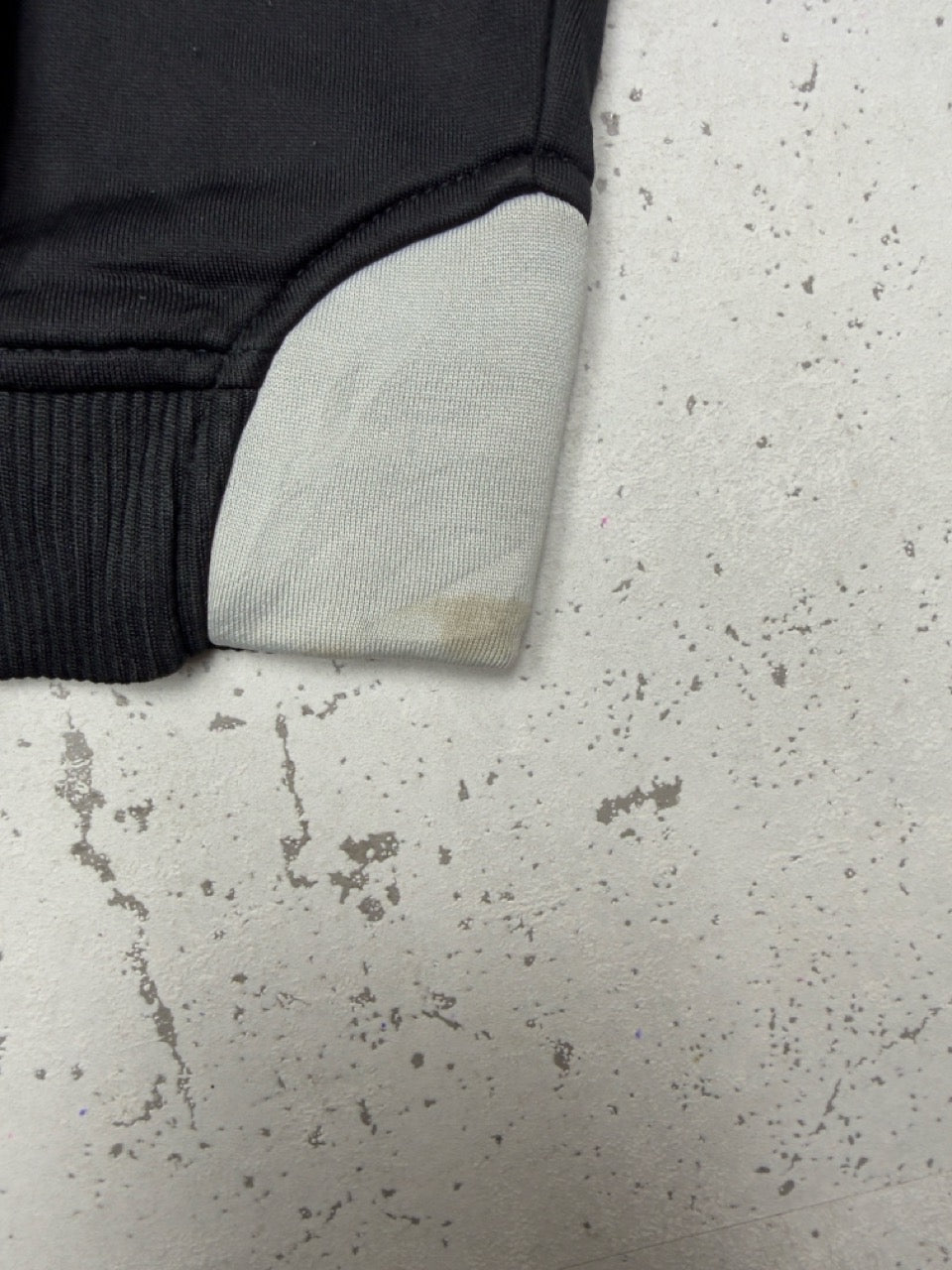 Nike Trikot Longsleeve schwarz grau Zustand Detail Fleck am Ärmelbündchen