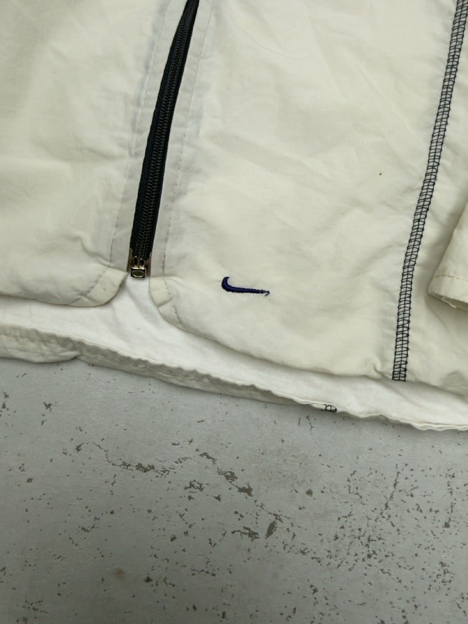 Nike Windbreaker Kapuzenjacke creme Swoosh Logo Detail
