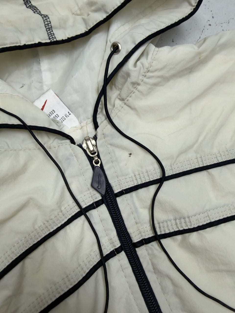 Nike Windbreaker Kapuzenjacke creme Kragen und Zipper Detail