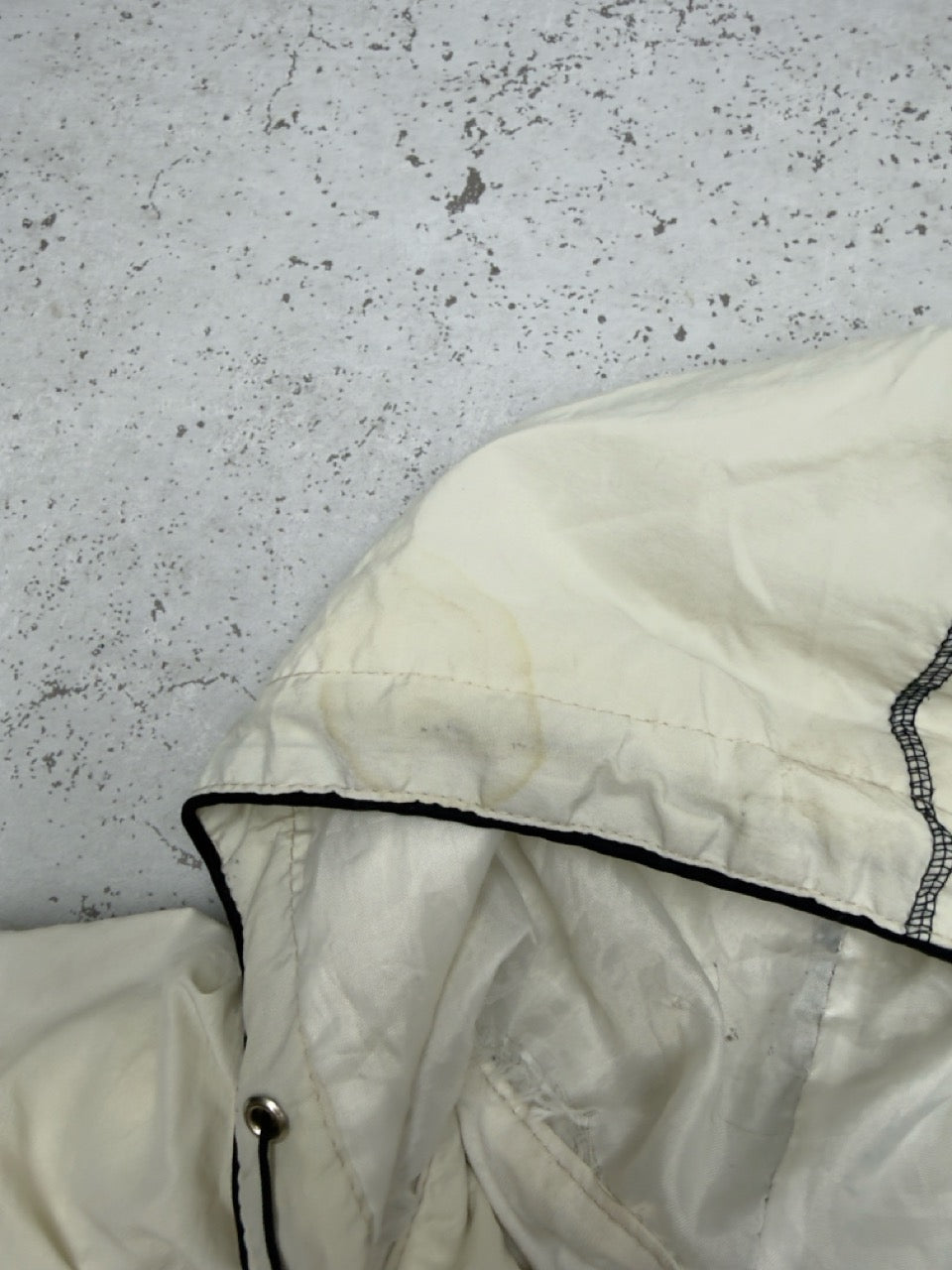 Nike Windbreaker Kapuzenjacke creme Zustand Detail gelblicher Fleck auf der Kapuze