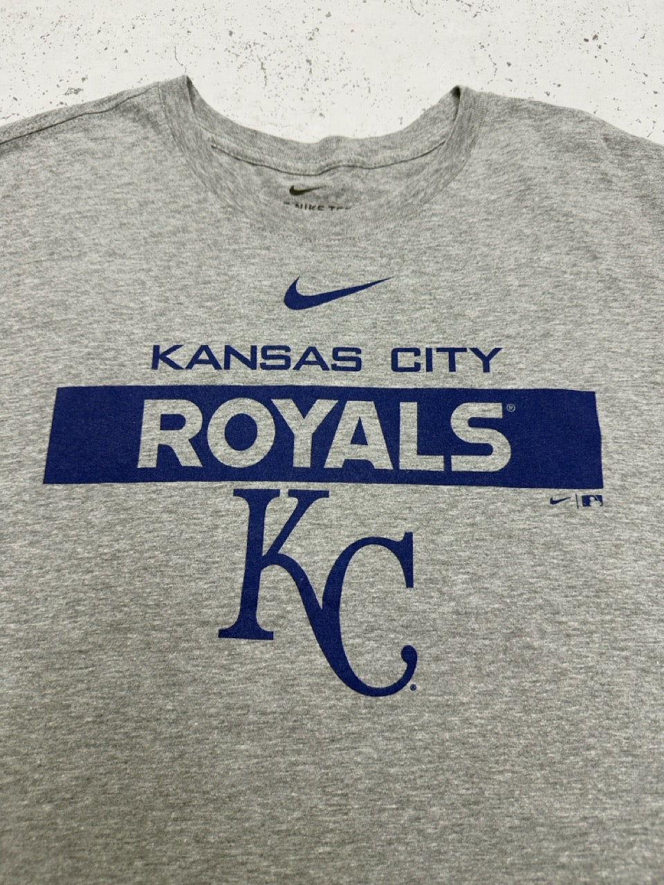 Nike MLB Kansas City Royals T-Shirt grau meliert Print Detail KC Monogramm